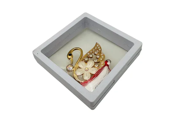 Brosa Martisor, Lebada Deosebita in cutie cu expunere 3D (alb/negru), 8.5×8.5×2cm  [1]