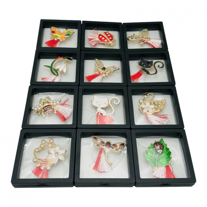 Brosa Martisor marime mare in cutie cu expunere 3D (alb/negru), modele combinate, 8.5×8.5×2cm  [4]