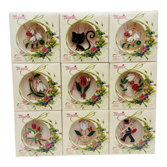 Brosa Martisor marime medie, ambalata in cutiuta deosebita, modele combinate, 8.5×8.5cm,   [4]