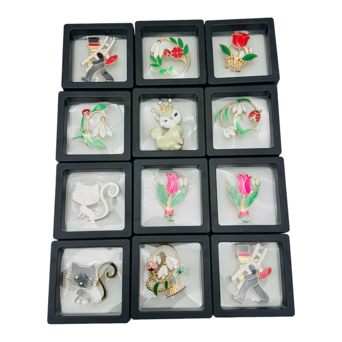 Brosa Martisor marime medie in cutie cu expunere 3D (alb/negru), modele combinate, 6.5×6.5×2cm  [4]