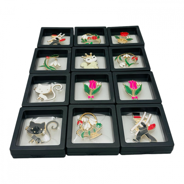 Brosa Martisor marime medie in cutie cu expunere 3D (alb/negru), modele combinate, 6.5×6.5×2cm  [2]