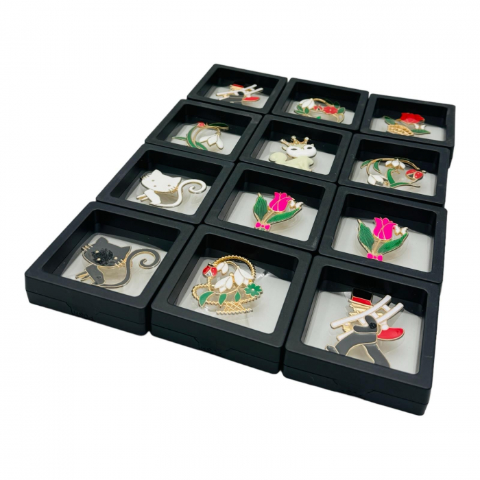 Brosa Martisor marime medie in cutie cu expunere 3D (alb/negru), modele combinate, 6.5×6.5×2cm  [5]