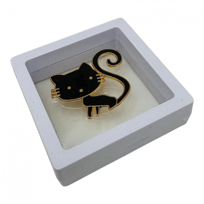 Brosa Martisor marime medie in cutie cu expunere 3D (alb/negru) Pisicuța Simpatica, 6.5×6.5×2cm  [2]