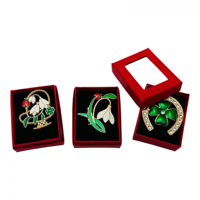 Brosa Martisor marime medie, in cutiuta rosie cu fereastra, 6×4.5cm, modele combinate,   [3]