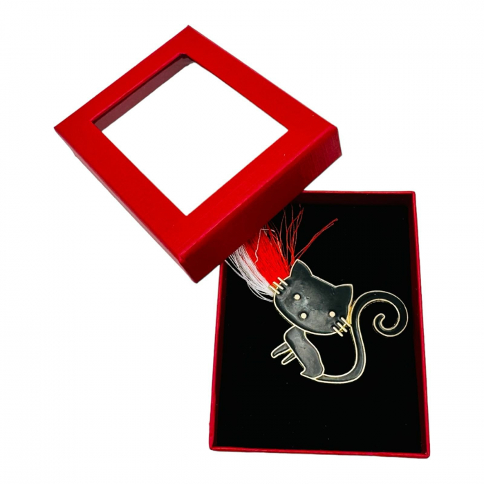 Brosa Martisor, Pisicuta Simpatica, ambalata in cutie rosie cu fereastra, 8.5×6.5×2.5cm  [6]