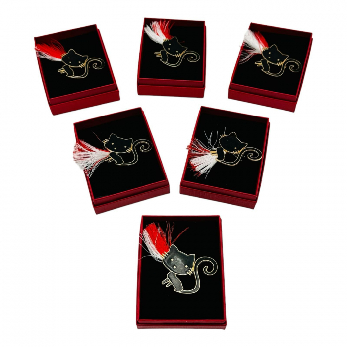 Brosa Martisor, Pisicuta Simpatica, ambalata in cutie rosie cu fereastra, 8.5×6.5×2.5cm  [4]