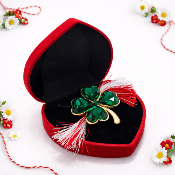 Brosa Martisor Trifoi Verde cu Snur Alb-Rosu Cutie Inimioara [2]