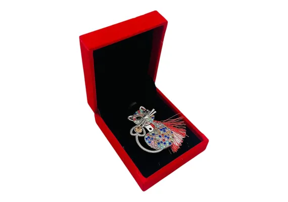 Brosa Pisica de Lux cu Strasuri Multicolore si Ciucure, in Cutie Catifelata Premium -   [1]