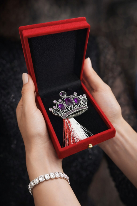 Brosa tiara martisor cu strasuri mov in cutie de catifea [3]