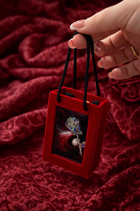 Brosa Trandafir Martisor cu Strasuri Multicolore si Perla Decorativa in Cutie Eleganta [3]