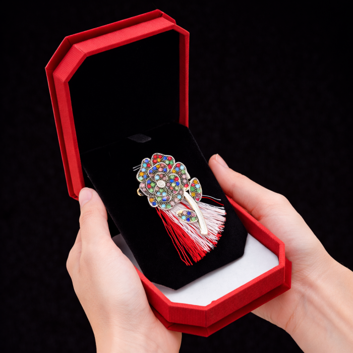 Brosa trandafir martisor cu strasuri multicolore in cutie de catifea [3]