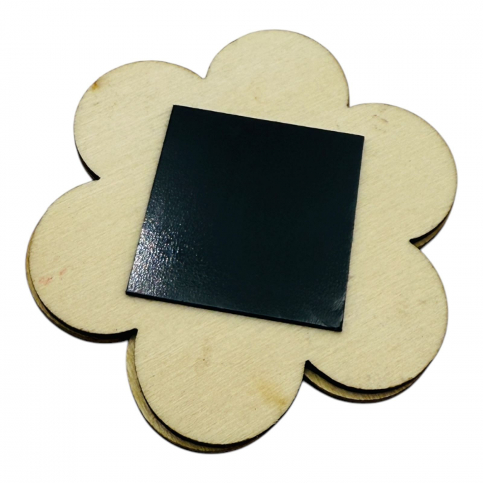 Decoratiune din lemn cu magnet, O PRIMAVARA FRUMOASA, diverse culori, 8×6.5cm, forma de trifoi,   [4]