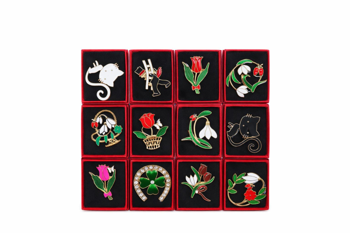 Set 24 martisor in cutiuta rosie 4x6 cm, 18g, model decorativ cu snur, cadou primavara [4]