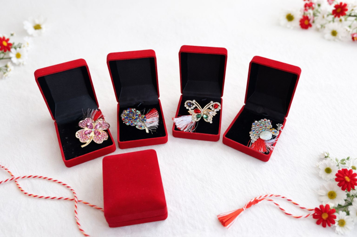 Set 9 brose martisor elegante, in cutii rosii clasice – modele florale si fluturi [2]