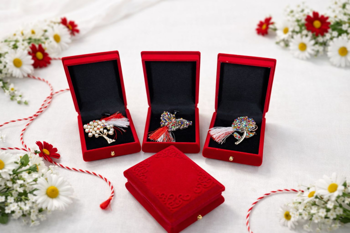 Set 9 brose martisor elegante, in cutii rosii elegante – modele florale si fluturi [3]