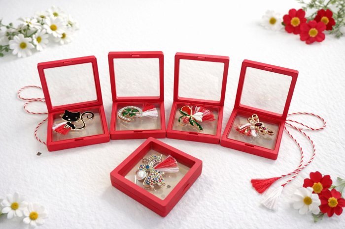 Set 9 brose martisor elegante, in cutii rosii cu capac transparent – modele florale si fluturi [3]
