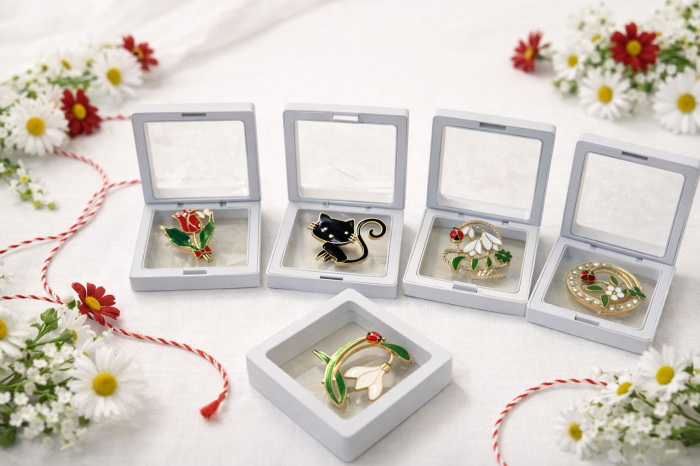 Set 9 brose martisor elegante, in cutii albe cu capac transparent – modele florale si fluturi [2]