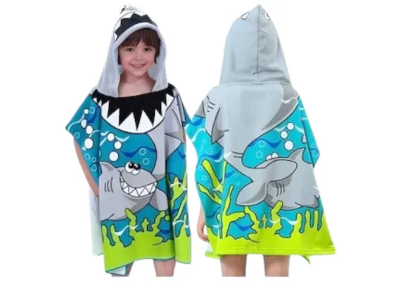 Poncho copii cu gluga 56x60 cm – model rechin zambitor, gluga cu dinti, din poliester moale, ideal pentru plaja, piscina sau baie,  [1]