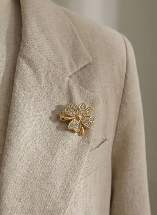 Set 12 brose Martisor pe carton prezentare, 17x10 cm, Cadou 1 Martie, Trifoi auriu cu strasuri [3]