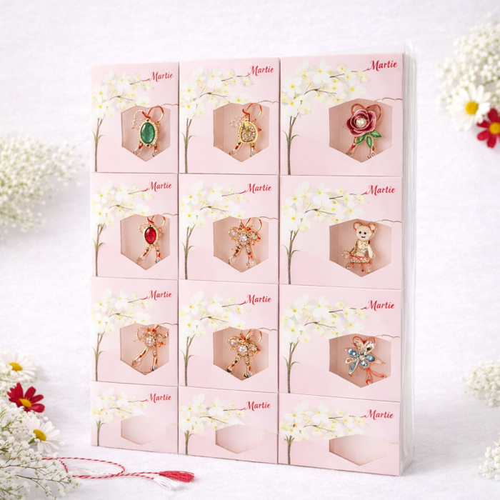 Set 24 Brose Martisor Metalice in Cutie Speciala cu Mesaj, Cadou 1 Martie 9x1x7.5 cm [2]