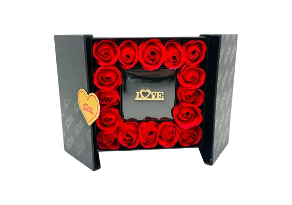 Set Cadou Elegant „Love”, aranjament floral,NEGRU, 16x16x5cm – Cadoul Perfect pentru Momente Speciale  [1]