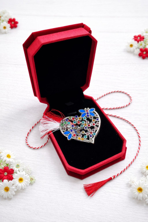 Brose ambalate elegant - Brosa inimioara argintie cu strasuri in cutie rosie din catifea premium 10cm