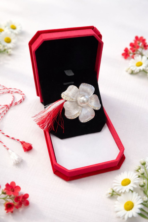 brosa-martisor-floare-cu-perla [1]