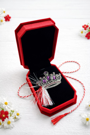 Brose ambalate elegant - Brosa martisor coroana argintie cu pietre mov in cutie de catifea rosie, 10cm