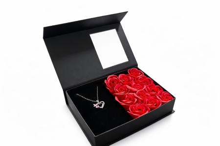 Idei de Cadouri - Cutie cadou cu 12 trandafiri artificiali si colier, design Love Forever, negru, 18 x 13 x 5 cm
