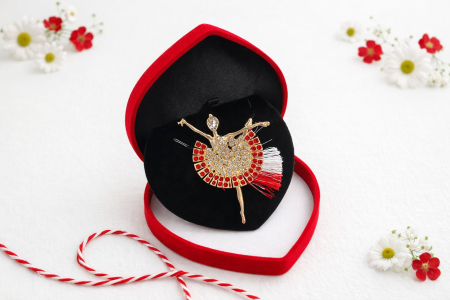 Brosa balerina aurie cu strasuri albe si rosii, martisor, cutie catifea 9x8x2.5 cm [1]