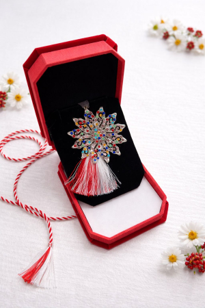 Brosa martisor floare argintie cu strasuri colorate in cutie de catifea 10cm [1]