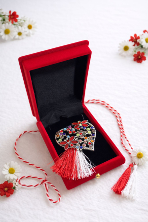 Brose ambalate elegant - Brosa martisor inima argintie cu strasuri in cutie catifea premium 8.5cm