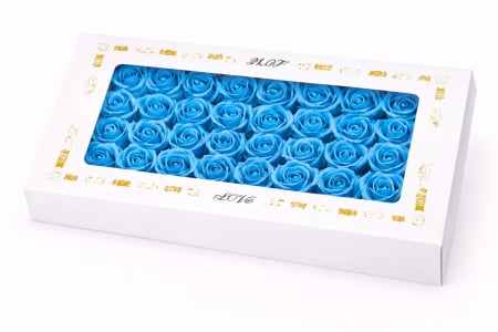 Aranjamente florale - Set 50 trandafiri de sapun parfumati albastru deschis in cutie eleganta 44x23 cm