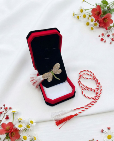Brose ambalate elegant - Brosa libelula aurie cu strasuri albe si verzi, martisor, cutie catifea 10x7x3 cm