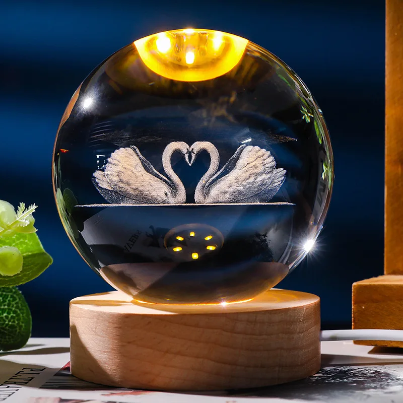 Decoratiuni cu Lumina Engros - Glob Cristal 3D Lebede Inimioara cu LED, 8 cm, Baza Lemn, Decor Romantic si Cadou Special