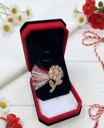Brose ambalate elegant - Brosa trandafir auriu cu strasuri, martisor, cutie catifea 10x7x3 cm
