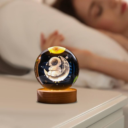 Glob Cristal 3D Astronaut pe Luna cu Baza Lemn si LED, Decor Premium, 6 cm [2]