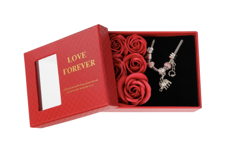 Aranjamente florale - Set Cadou Luxury cu 6 Trandafiri din Sapun si Bratara Surprise, +PUNGA Love Forever