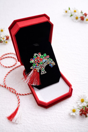 Brose ambalate elegant - Brosa argintie cosulet cu flori si strasuri in cutie din catifea premium 10cm