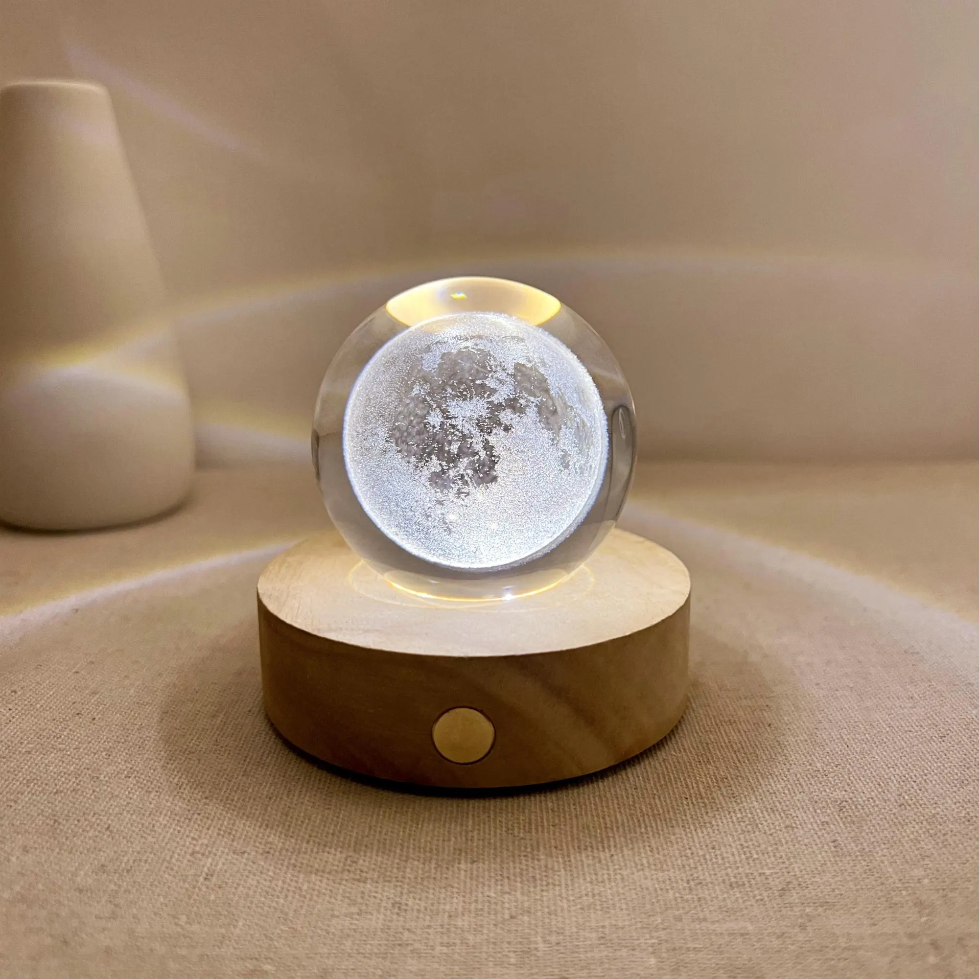 Glob Cristal 3D Luna cu LED, 10 cm, Baza Lemn, Decor Elegant [1]