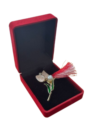 Brose ambalate elegant - Brosa Floare Martisor cu Petale Roz si Perlă Eleganta in Cutie de Catifea