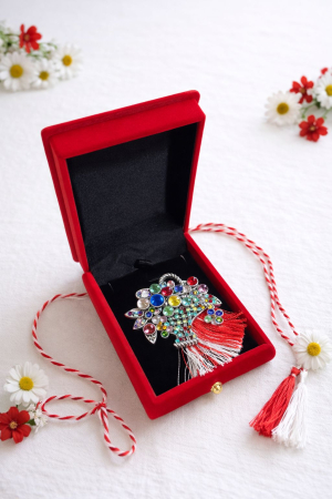 Brosa cosulet argintiu cu strasuri in cutie de catifea luxury rosie 8.5cm [1]