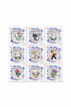Martisoare ambalate traditional - Set 18 brose martisor marime medie ambalaj individual elegant 8.5x8.5 cm