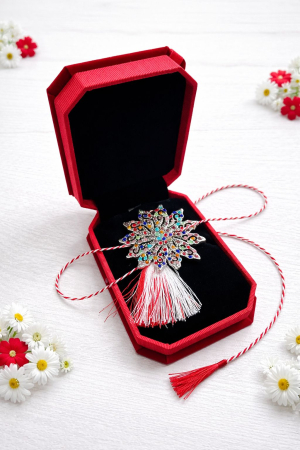 Brose ambalate elegant - Brosa martisor floare argintie cu strasuri colorate in cutie de catifea 10cm