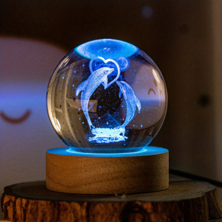 Glob Cristal 3D cu Delfini Luminosi, LED Cald, Baza Lemn Natur, Decor Oceanic 10CM [1]