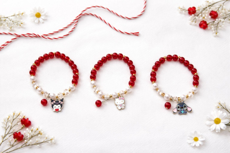 Bratara Martisor - Set 12 bratari martisor elastice cu margele alb rosu si figurine simpatice 23x15 cm