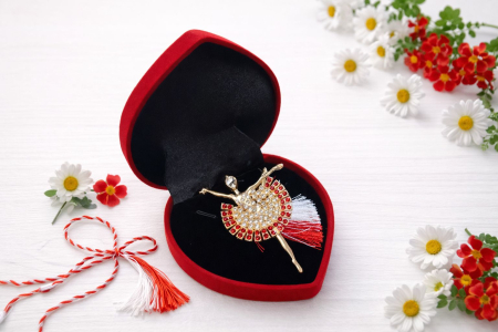 Brose ambalate elegant - Brosa balerina aurie cu strasuri albe si rosii, martisor, cutie catifea 9x8x2.5 cm