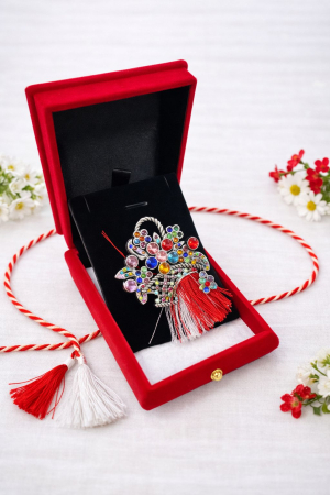 Brose ambalate elegant - Brosa cosulet argintiu cu strasuri in cutie de catifea luxury rosie 8.5cm