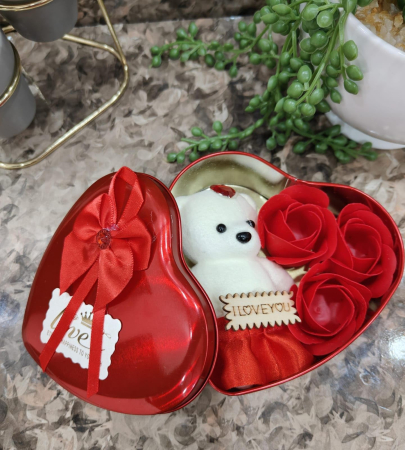 Cutie cadou in forma de inima cu trandafiri din sapun si urs de plus, rosu, 12 x 11 cm [3]