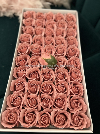 Cutie 50 trandafiri roz pudra din sapun – flori artificiale parfumate pentru cadouri si decor [1]
